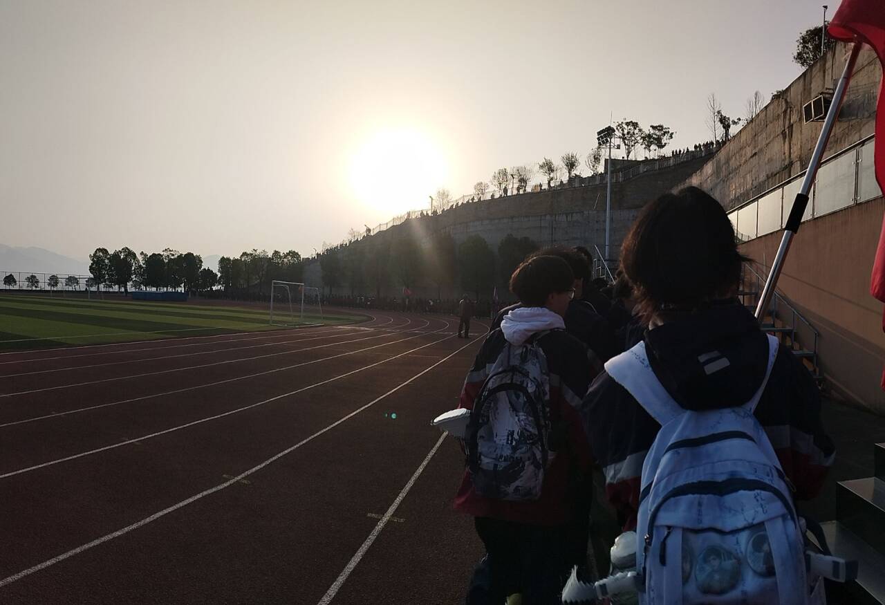 国旗下讲话 —— 以诚为墨，以信为笔，书写人生华章